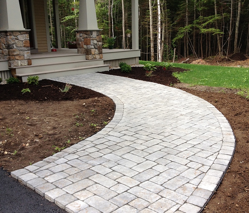 Curved walkway out of pavers